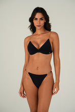Load image into Gallery viewer, Model Front: Lua Morena Top Top Preto Triang-Corrente