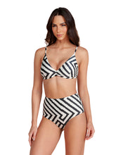 Load image into Gallery viewer, Model Front: Lua Morena Bottom Bottom Cinta Sangueira