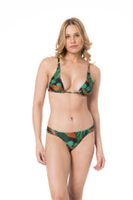 Load image into Gallery viewer, Model Front: Lua Morena Top Top Alongado Drapeada Terra Vermelha