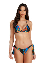 Load image into Gallery viewer, Model Front: Lua Morena Bottom Bottom Triangulo Brinco Preto