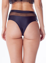 Load image into Gallery viewer, Model Back: Lua Morena Bottom Bottom Cropped Tule Preto