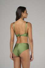 Load image into Gallery viewer, Model Back: Lua Morena Top Top Aroeira Meia-Taca-Larga