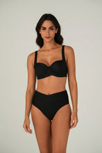 Load image into Gallery viewer, Model Front: Lua Morena Top Top Preto Meia-Taca-Sus