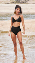 Load image into Gallery viewer, Model Front: Lua Morena Set Cinta Liso Preto