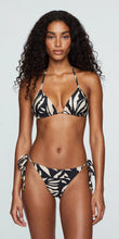 Load image into Gallery viewer, Model Front: Lua Morena Set Set Brisa-Da-Noite Cortininha Rolote-Fc-Iguais