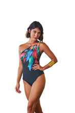 Carregar imagem no visualizador da galeria, Model Front: Lua Morena One-Piece One Shoulder Brinco Preto