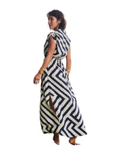 Load image into Gallery viewer, Model Back: Lua Morena Shirtdress Long Shirtdress Seringueira