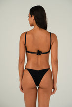 Load image into Gallery viewer, Model Back: Lua Morena Top Top Preto Triang-Corrente