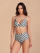 Load image into Gallery viewer, Model Front: Lua Morena Set Cinta Sangueira