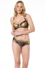 Load image into Gallery viewer, Model Front: Lua Morena Top Top Meia Drapeada Fases Da Lua