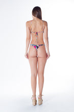 Load image into Gallery viewer, Model Back: Lua Morena Top Top Cropped Frente Única Araucaria