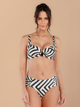 Load image into Gallery viewer, Model Front: Lua Morena Set Drapeada Larga Sangueira