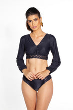 Carregar imagem no visualizador da galeria, Model Front: Lua Morena Top Top Bufante Macrame Preto