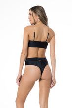 Load image into Gallery viewer, Model Back: Lua Morena Top Top Corrente Liso Preto