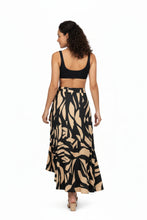 Carregar imagem no visualizador da galeria, Model Back: Lua Morena Beach Skirt Brisa-Da-Noite Pareo Babado