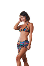 Load image into Gallery viewer, Model Front: Lua Morena Top Top Costuras Brinco Preto