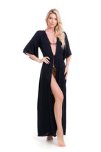 Carregar imagem no visualizador da galeria, Model Front: Lua Morena Kaftans / Cover Ups Kimono Longo Crepe Liso Preto