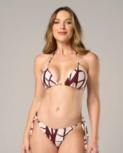 Load image into Gallery viewer, Model Front: Lua Morena Top Top Folha-Do-Acai Cortininha