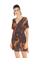 Load image into Gallery viewer, Model Front: Lua Morena Kaftans / Cover Ups Kaftan Frente-Costas Crepe Folhagem Terra