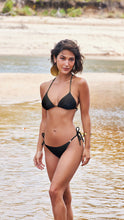 Load image into Gallery viewer, Model Front: Lua Morena Set Iguais Liso Preto