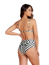 Load image into Gallery viewer, Model Back: Lua Morena Bottom Bottom Cinta Sangueira