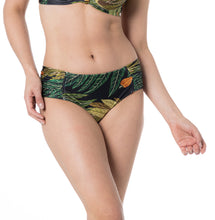 Charger l'image dans la galerie, Model Front: Lua Morena Bottom Bottom Meia Drapeada Larga Caju