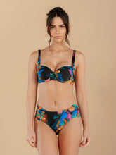 Load image into Gallery viewer, Model Front: Lua Morena Set Drapeada Larga Brinco Preto