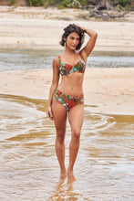 Load image into Gallery viewer, Model Front: Lua Morena Set Drapeada Larga Harpia Cobre