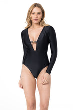 Load image into Gallery viewer, Model Front: Lua Morena One-Piece Maio Manga Longa Fio Liso Preto