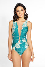 Load image into Gallery viewer, Model Front: Lua Morena One-Piece Maio Tule Strappy Folha Turquesa