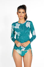 Load image into Gallery viewer, Model Front: Lua Morena Top Manga Longa Uv Folha Turquesa