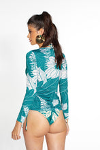 Load image into Gallery viewer, Model Back: Lua Morena Top Manga Longa Uv Folha Turquesa