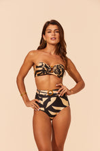 Load image into Gallery viewer, Model Front: Lua Morena Set Set Brisa-Da-Noite Tqc-Argola Hot-Pants-Cinto