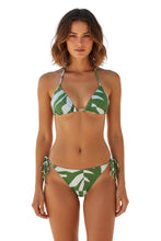 Load image into Gallery viewer, Model Front: Lua Morena Top Top Brisa-Da-Floresta Cortininha