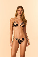 Load image into Gallery viewer, Model Front: Lua Morena Top Top Brisa-Da-Noite Cortininha-Corrente