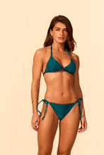 Load image into Gallery viewer, Model Front: Lua Morena Top Top Tapajos Triangulo-Macrame