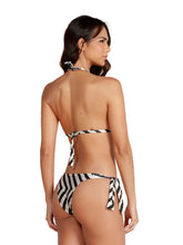 Load image into Gallery viewer, Model Back: Lua Morena Top Top Triangulo Seringueira