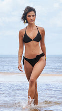 Load image into Gallery viewer, Model Front: Lua Morena Set Triangulo Liso Preto