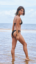 Load image into Gallery viewer, Model Back: Lua Morena Set Triangulo Liso Preto