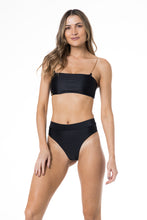 Load image into Gallery viewer, Model Front: Lua Morena Top Top Corrente Liso Preto
