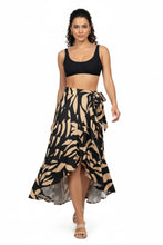 Carregar imagem no visualizador da galeria, Model Front: Lua Morena Beach Skirt Brisa-Da-Noite Pareo Babado
