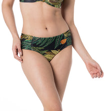 Load image into Gallery viewer, Model Front: Lua Morena Bottom Bottom Meia Drapeada Larga Caju
