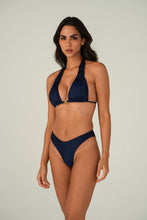 Load image into Gallery viewer, Model Front: Lua Morena Top Top Rio-Preto Triangulo-Alongado-Macrame
