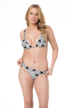 Load image into Gallery viewer, Model Front: Lua Morena Top Top Alongado Drapeada Grafismo Preto
