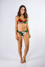 Load image into Gallery viewer, Model Front: Lua Morena Top Top Meia Taça No Botânica
