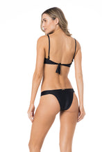 Load image into Gallery viewer, Model Back: Lua Morena Top Top Turbinado Drapeada Fina Liso Preto
