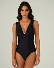 Load image into Gallery viewer, Model Front: Lua Morena One-Piece Maio Preto Compressao
