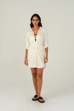 Carregar imagem no visualizador da galeria, Model Front: Lua Morena Shirtdress Areia Chemise Uv
