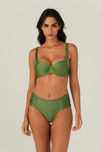 Load image into Gallery viewer, Model Front: Lua Morena Top Top Aroeira Meia-Taca-Sustencao
