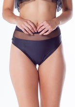 Load image into Gallery viewer, Model Front: Lua Morena Bottom Bottom Cropped Tule Preto
